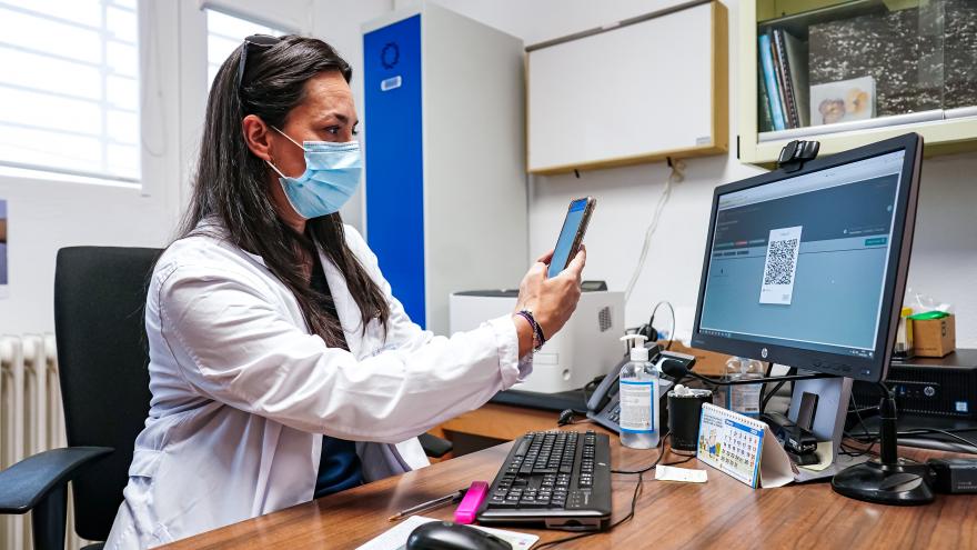 Una de las dermatólogas del centro conectando su móvil con el ordenador