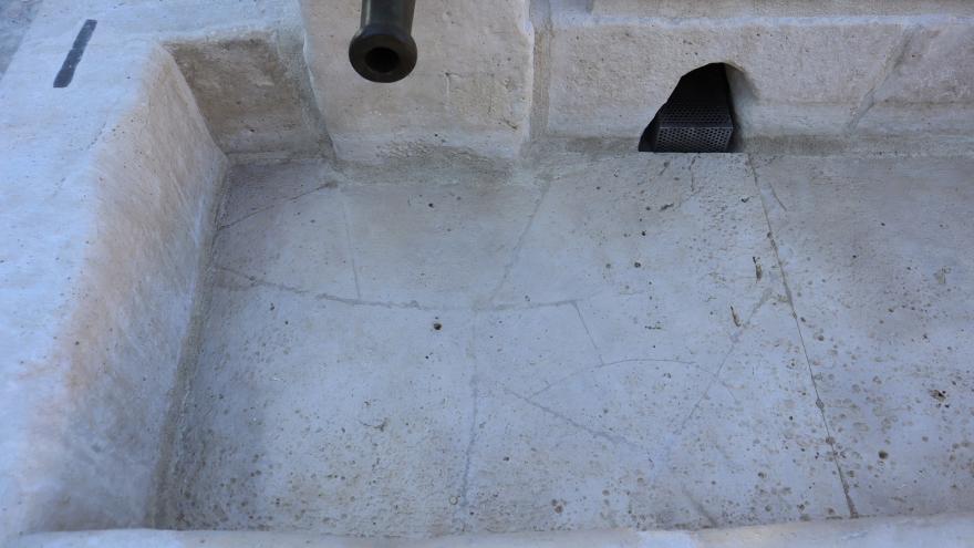 Faucet and bottom of a basin with restored cracks