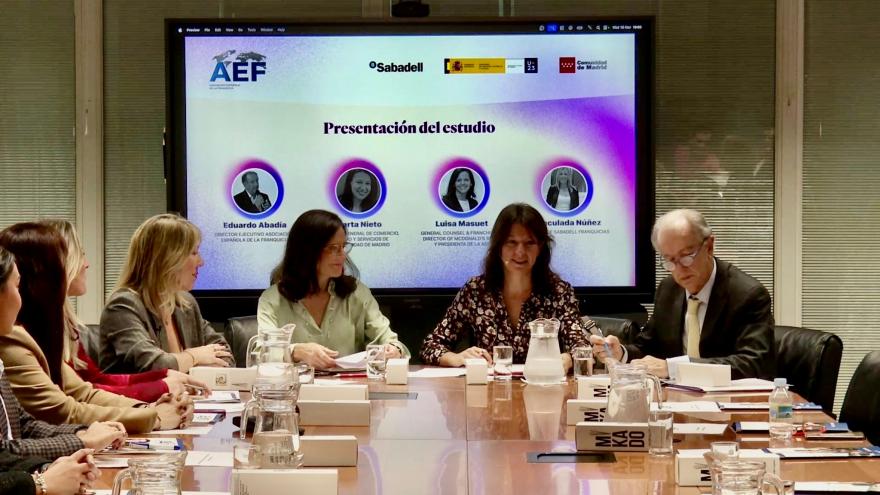 Mesa redonda, con la participación de la directora general de Comercio, Consumo y Servicios