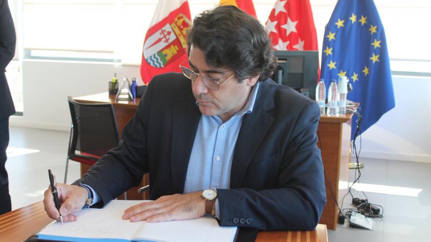 David Pérez firma en el libro de honor del Ayuntamiento de Paracuellos