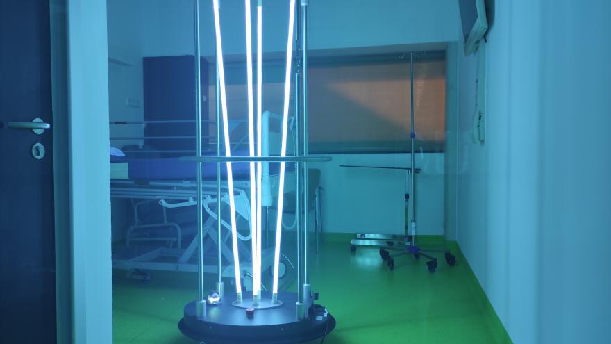 Lámpara para desinfectar superficies en un hospital