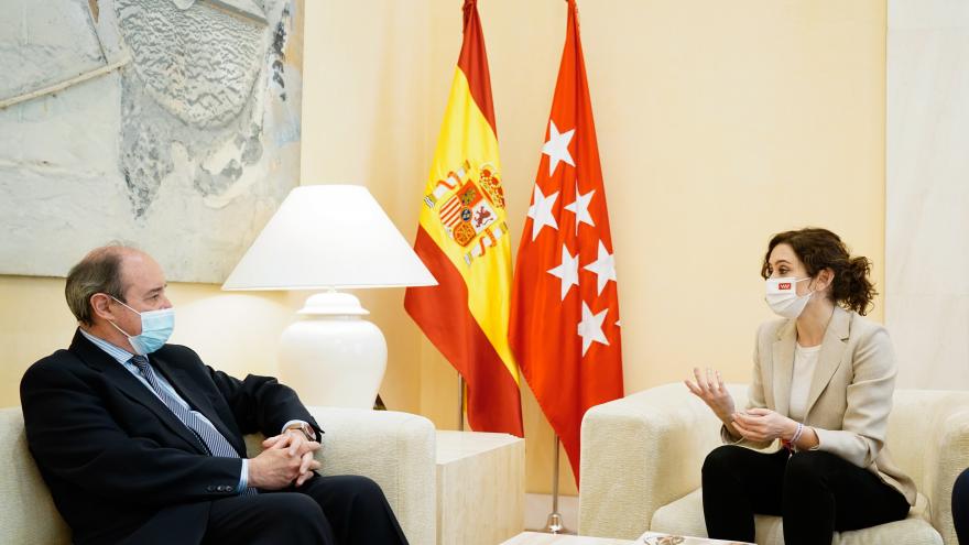 La presidenta con el presidente del Tribunal Superior de Justicia de Madrid, Celso Rodríguez