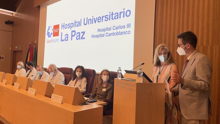 Miembros de la Dirección del hospital en la mesa durante el acto