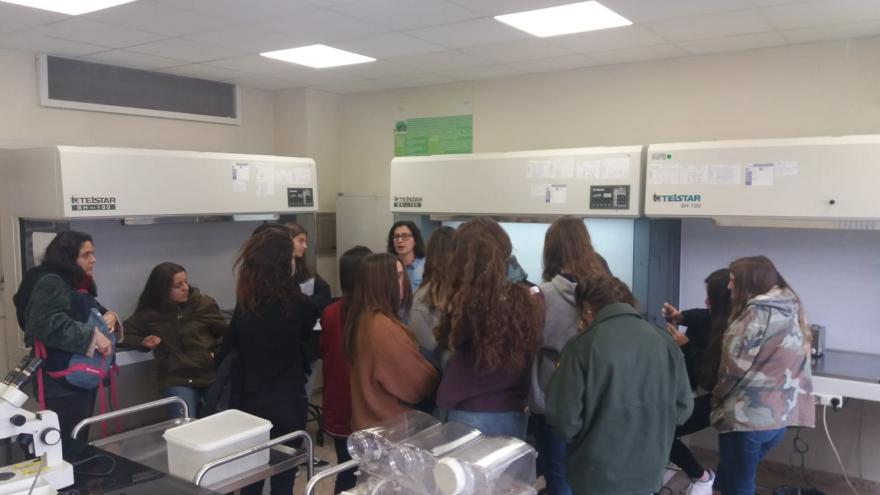 Un grupo de alumnos de un colegio visita el laboratorio de biotecnología vegetal