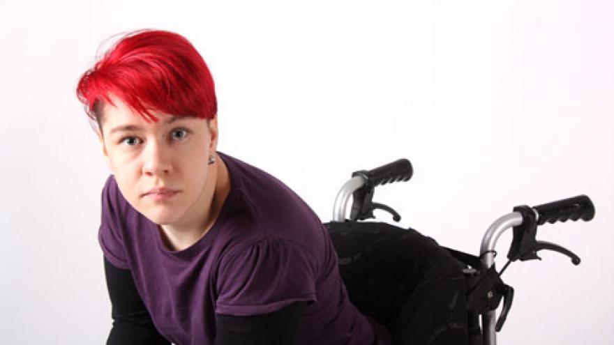 Mujer joven independiente en silla de ruedas