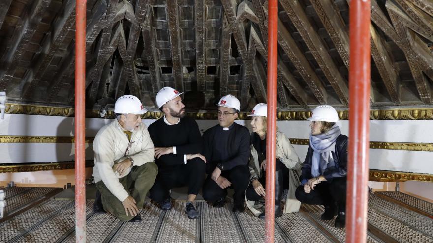 El consejero de Cultura, Turismo y Deportes, Jaime de los Santos, observa los trabajos de restauración en el techo de la iglesia de Santa María la Blanca