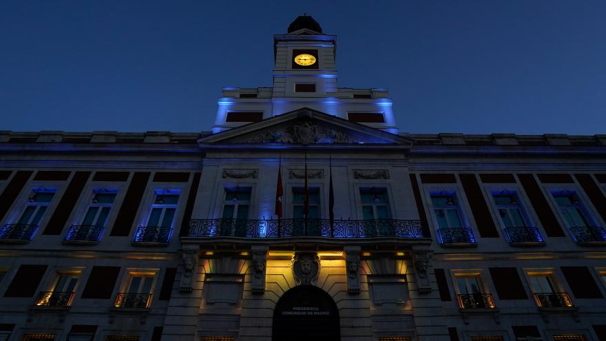 Real Casa de Correos iluminada de azul y amarillo 