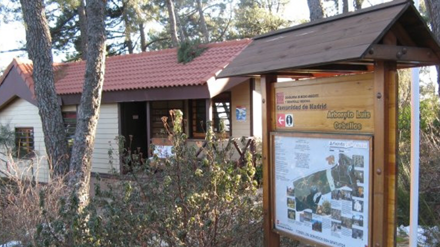 Acceso al Centro de educación ambiental Arboreto Luis Ceballos