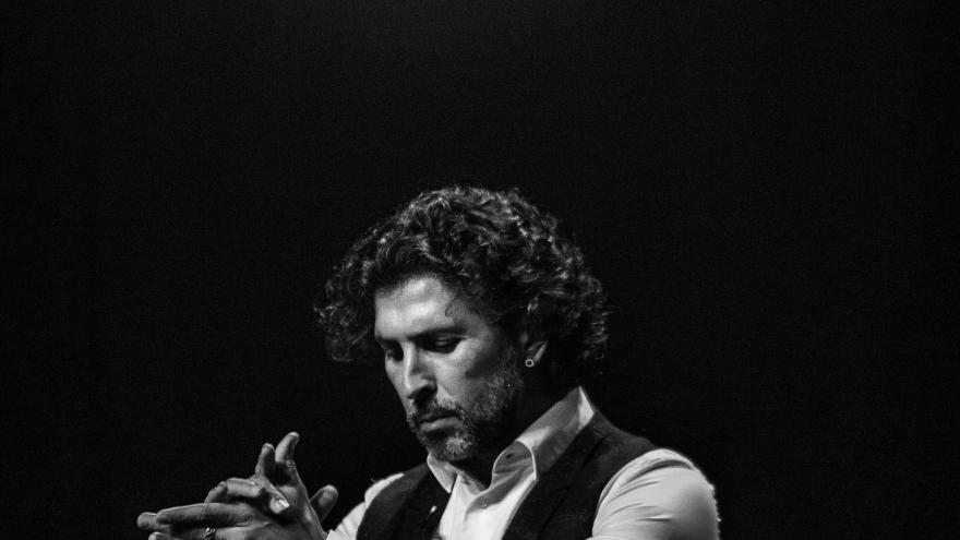 Fotografía de estudio del artista dando palmas flamencas