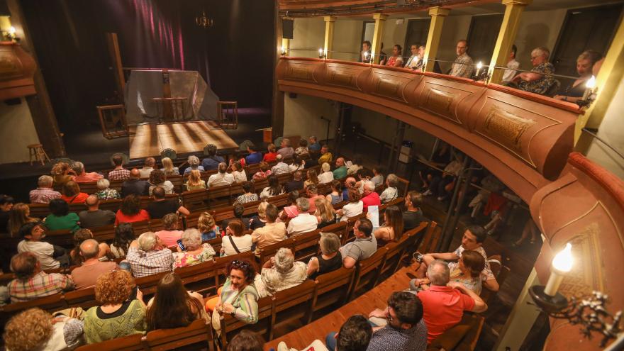 Espectadores disfrutando del teatro en el Corral de Alcalá