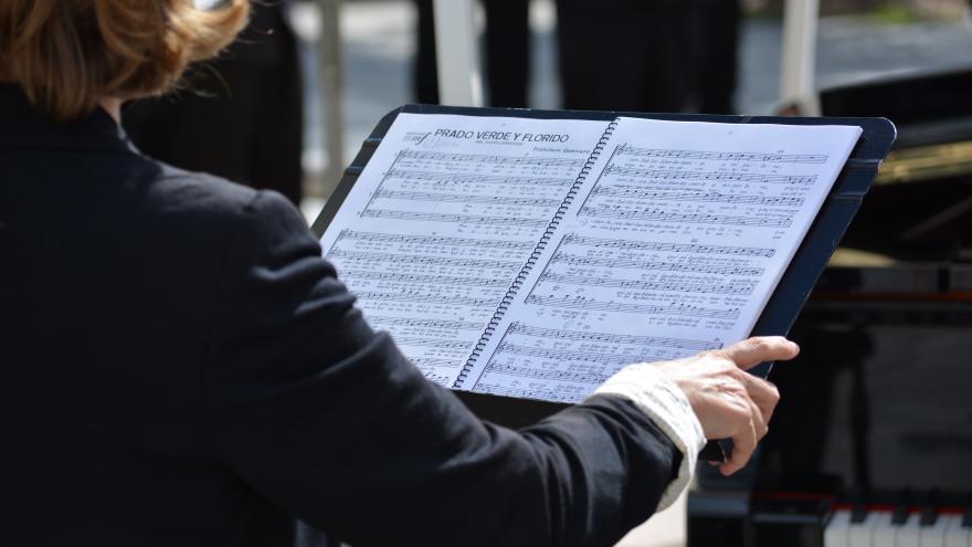 Una persona leyendo una partitura