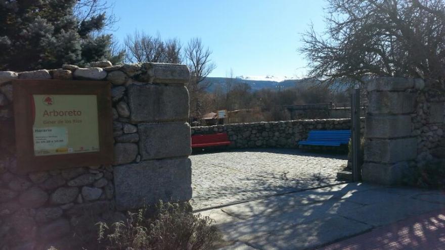 Acceso al Arboreto Centro Visitantes El Paular