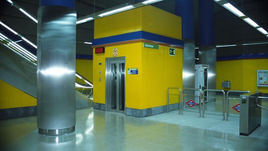 Ascensor en la estación Canillas