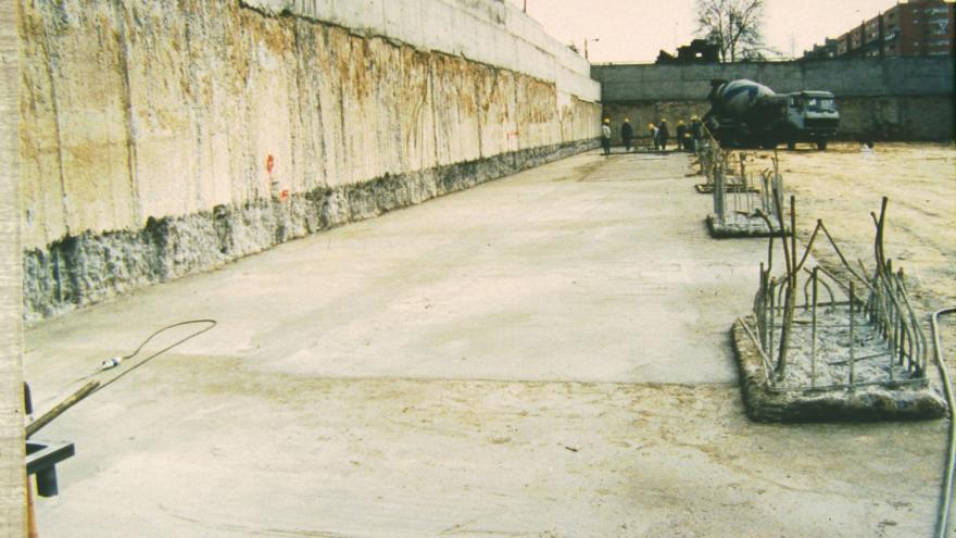 Obreros ejecutando el hormigonado de la losa de la estación