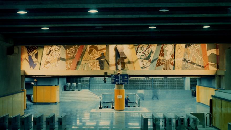 Vestíbulo estación Miguel Hernández con un gran mural