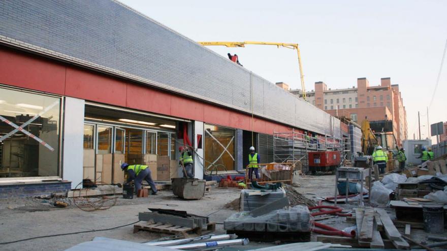 Puerta de acceso al interior de la estación en obras