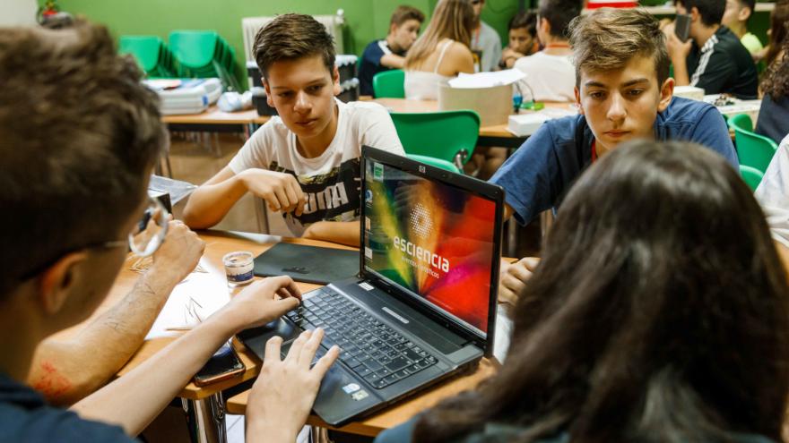 Grupo de trabajo de chicos en Albergue Villa Castora