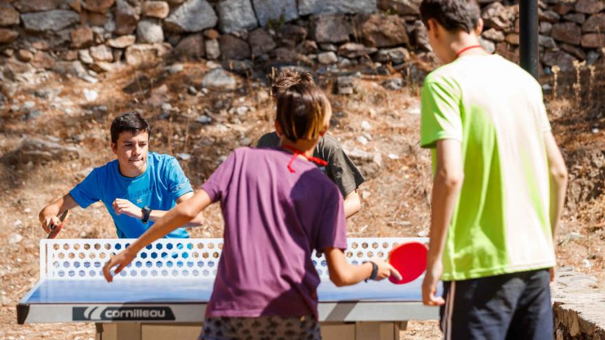 Jugando al pingpong en Albergue Villa Castora