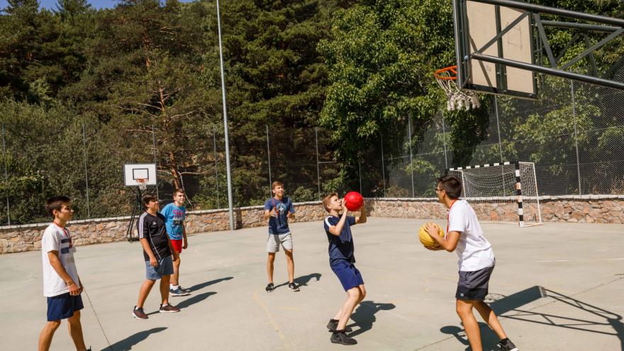 Jóvenes jugando al baloncesto en Albergue Villa Castora