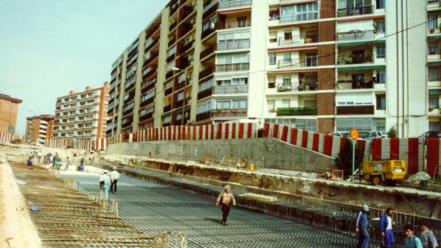 Obreros poniendo ferralla en la losa superior