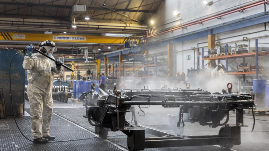 Un trabajador en los talleres de Metro