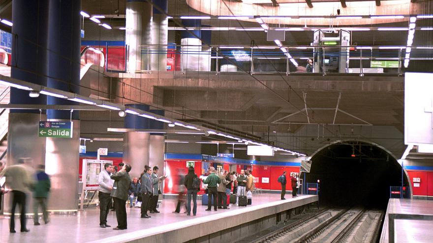 Personas en la Estación Mar de Cristal con el lucernario encima de las vías