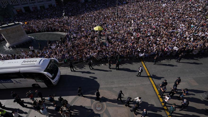 Puerta del Sol abarrotada en la recepción del Real Madrid en la Real Casa de Correos