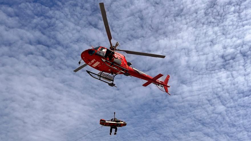 Un helicóptero del GERA volando con un paciente