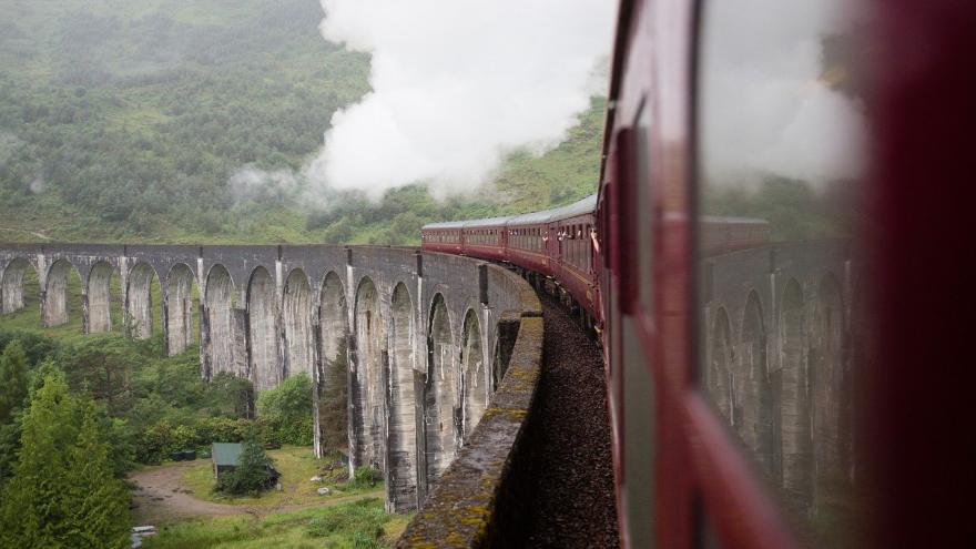 tren pasando un puente