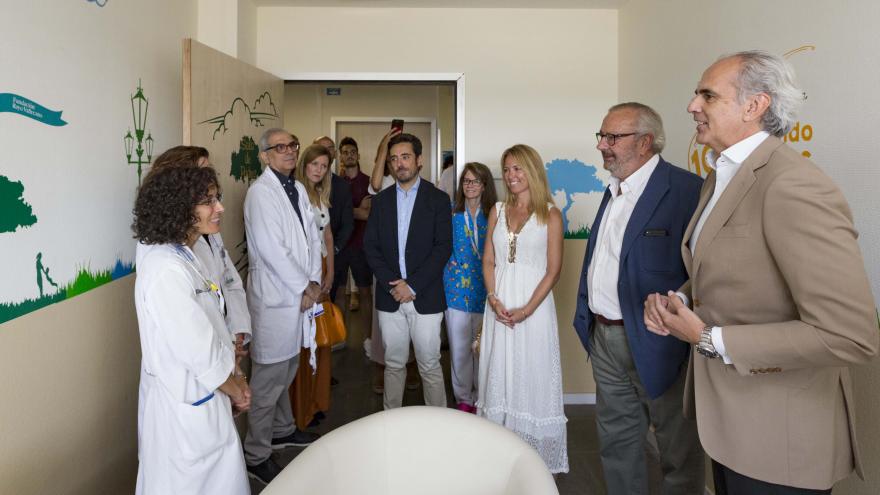 El consejero Enrique Ruiz Escudero, ha visitado la nueva sala de descanso para padres de neonatos