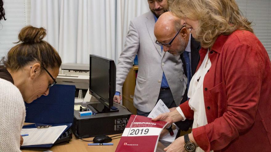 La consejera de Economía, Empleo y Hacienda, Engracia Hidalgo, registra en la Asamblea de Madrid el proyecto de Presupuesto