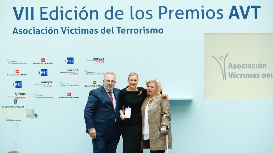 Cristina Cifuentes acude al acto de la AVT