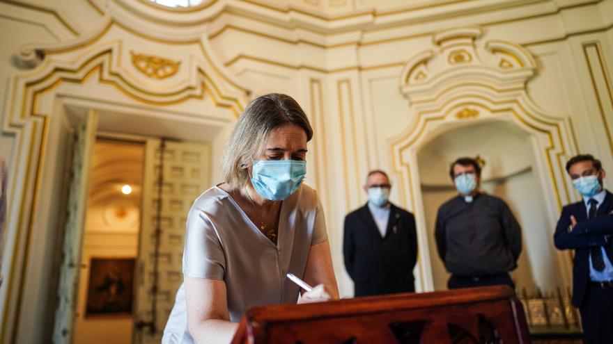 Marta Rivera de la Cruz firma durante su visita al santuario de Nuestra Señora de Valverde