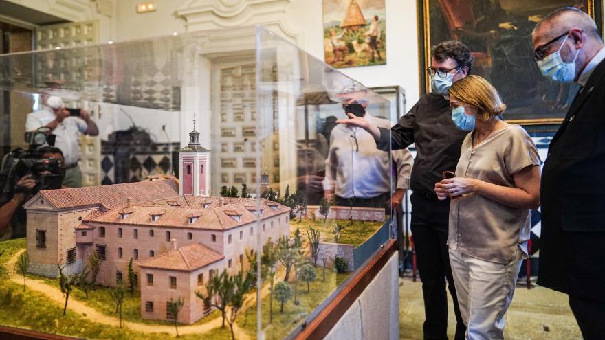 Marta Rivera de la Cruz observa una maqueta del santuario de Nuestra Señora de Valverde