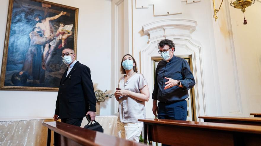 Marta Rivera de la Cruz observa el interior del santuario de Nuestra Señora de Valverde