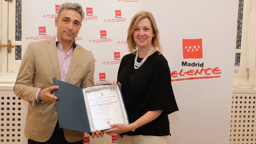 El viceconsejero de Economía y Competitividad, Javier Ruiz, haciendo entrega de la placa acreditativa de este certificado a la presidenta del Colegio Profesional de Administradores de Fincas de Madrid, Isabel Bajo.