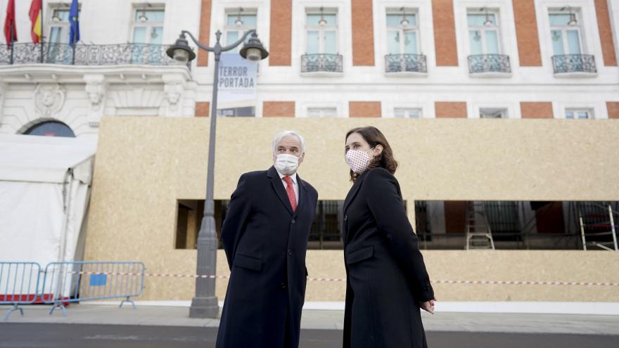 Díaz Ayuso visita el montaje del tradicional Belén de la Puerta del Sol, ubicado este año en el exterior de la Real Casa de Correos