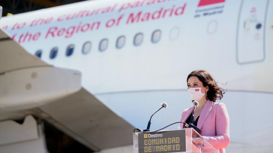 Díaz Ayuso presenta el Airbus de Iberia vinilado con la imagen de la Comunidad.