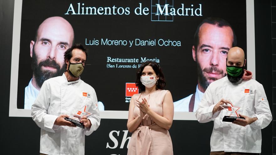 Díaz Ayuso presenta a los chefs Daniel Ochoa y Luis Moreno del restaurante Montia como nuevos embajadores de Alimentos de Madrid