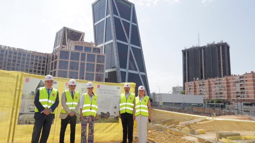 Rollán supervisando la marcha de las obras de construcción de la nueva sede de Metro de Madrid