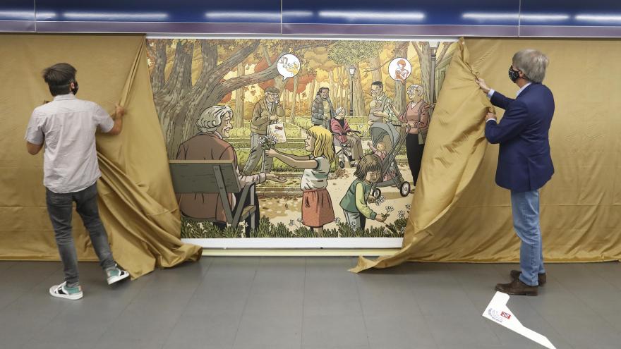 Homenaje a los mayores con un mural de Paco Roca en la estación de Metro de Plaza de Castilla