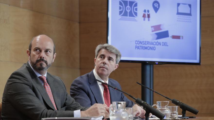 El presidente de la Comunidad de Madrid, Ángel Garrido, acompañado por el vicepresidente y portavoz del gobierno, Pedro Rollán,comparecen en rueda de prensa para dar cuenta de los acuerdos adoptados en el Consejo de Gobierno.