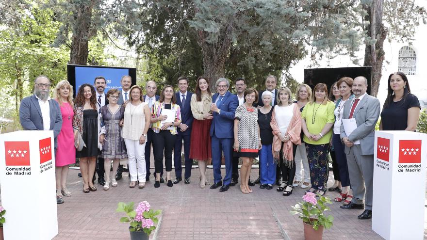 La consejera de Políticas Sociales y Familia, Lola Moreno ha recibido hoy los certificados de calidad ISO 9001 