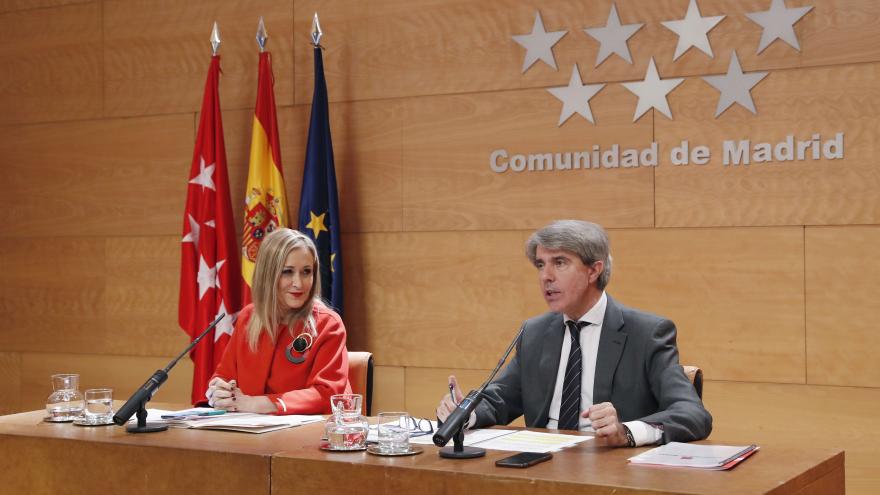 La presidenta Cristina Cifuentes y el Consejero de Presidencia Ángel Garrido durante la rueda de prensa posterior al Consejo de Gobierno