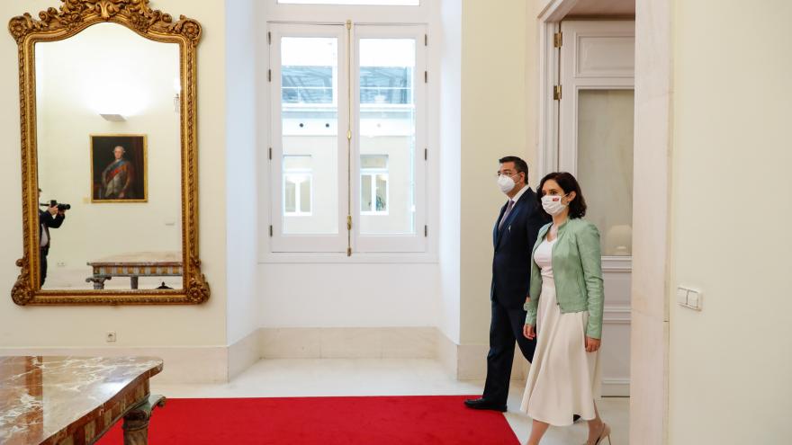 Isabel Díaz Ayuso ha recibido en la Real Casa de Correos al presidente del CDR, Apostolos Tzitzikostas