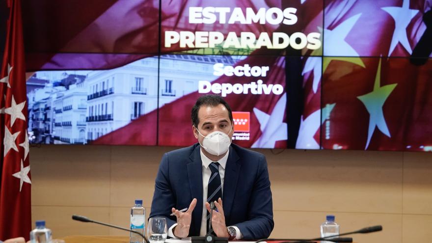 Ignacio Aguado sentado en una mesa de reunión