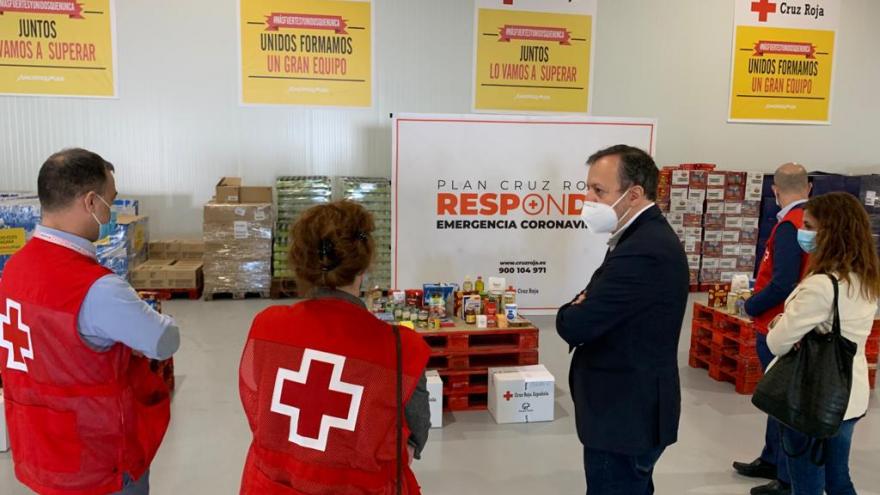Alberto Reyero durante su visita a un hangar de Cruz Roja