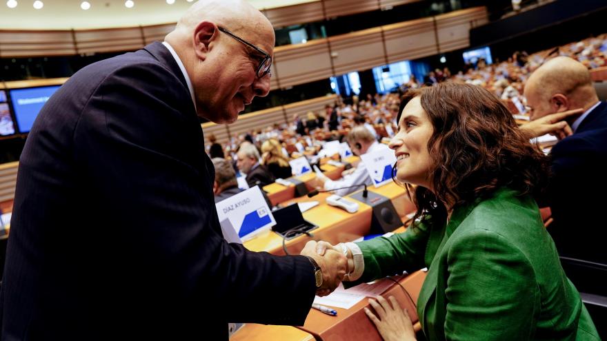 Diaz Ayuso saludando a Europarlamentario