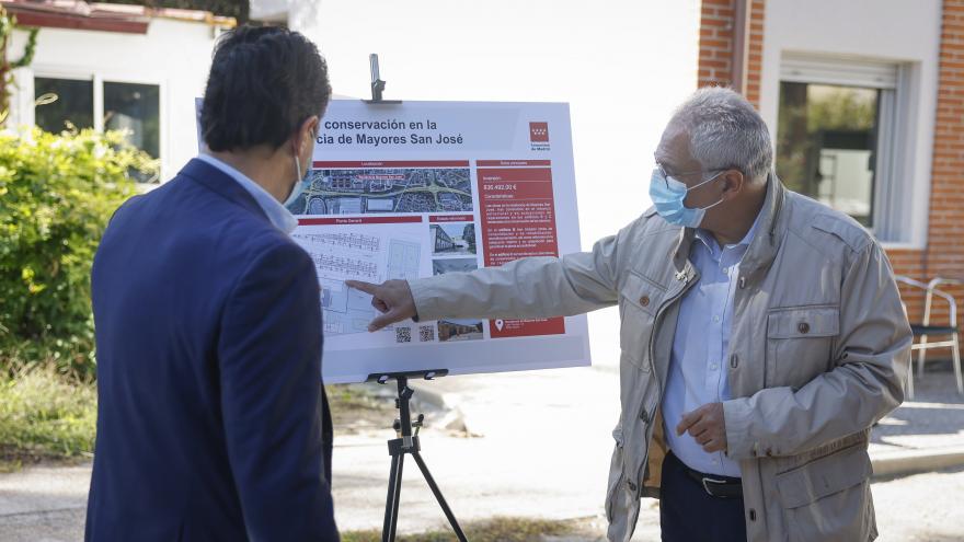 Carlos Izquierdo observa los planos de la Residencia San José