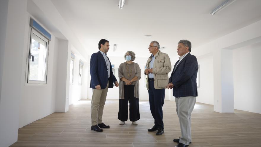 Carlos Izquierdo observa las obras realizadas en la Residencia San José